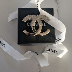 🤍CHANEL Gold & Crystal Brooch -like New